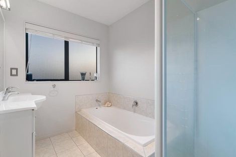 Photo of property in 30 Hercules Drive, Henderson, Auckland, 0612