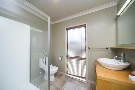 Photo of property in 21 Johnstone Drive, Fitzherbert, Palmerston North, 4410