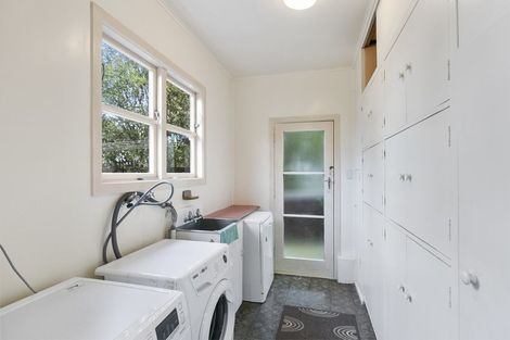 Photo of property in 31 Brooker Grove, Newlands, Wellington, 6037