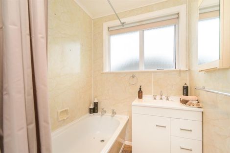 Photo of property in 27 Holland Crescent, Bulls, 4818