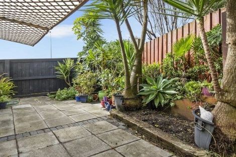 Photo of property in 2/206 Albany Highway, Schnapper Rock, Auckland, 0632