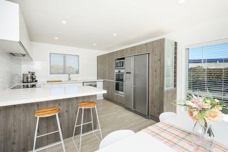 Photo of property in 10 Gladys Place, Kelvin Grove, Palmerston North, 4414