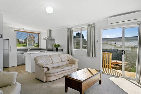 Photo of property in 11 Besley Place, Acacia Bay, Taupo, 3330