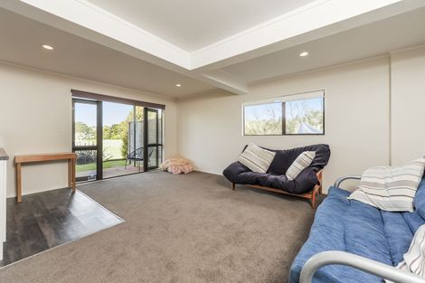 Photo of property in 102 Shaw Road, Oratia, Auckland, 0604