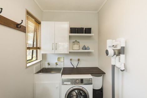 Photo of property in 2 Chatsworth Place, Highbury, Palmerston North, 4412