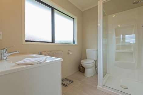 Photo of property in 40 Johnstone Drive, Fitzherbert, Palmerston North, 4410