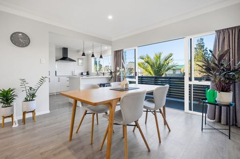 Photo of property in 6 Brouder Place, Hillpark, Auckland, 2102