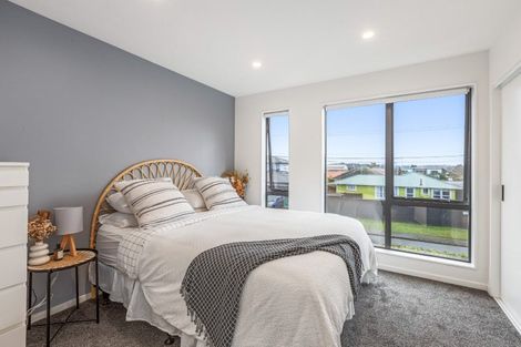 Photo of property in 1 Royal View Road, Te Atatu South, Auckland, 0610
