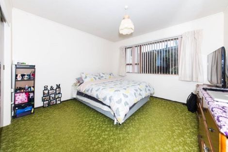 Photo of property in 1/4 Lydford Place, Glendene, Auckland, 0602