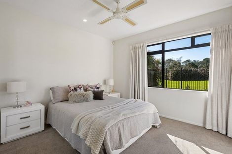 Photo of property in 8/9-13 Fields Parade, Oteha, Auckland, 0632