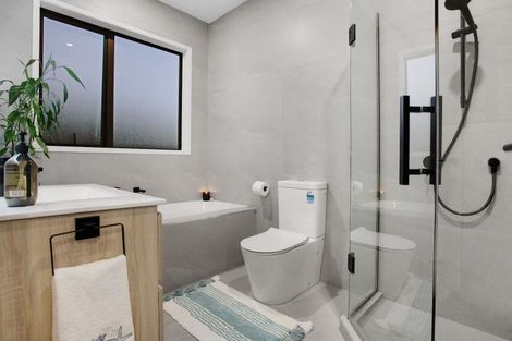 Photo of property in 12 Tarras Road, Kumeu, 0810