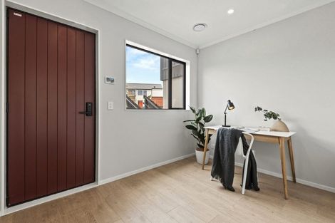 Photo of property in 2/1 Parapara Place, Albany, 0632