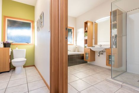 Photo of property in 1a Liston Crescent, Cockle Bay, Auckland, 2014