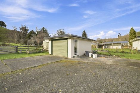 Photo of property in 36 Ongo Road, Hunterville, 4730