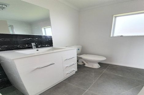 Photo of property in 2/43 Solveig Place, Randwick Park, Auckland, 2105