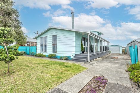 Photo of property in 19 Cross Street, Castlecliff, Whanganui, 4501