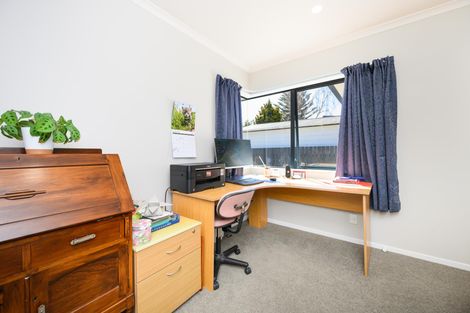 Photo of property in 32 Somerset Crescent, Highbury, Palmerston North, 4412