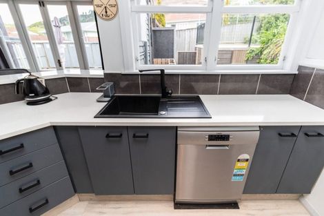 Photo of property in 30c Collins Avenue, Tawa, Wellington, 5028