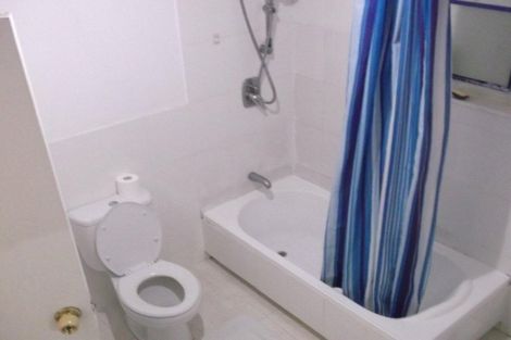 Photo of property in 13 Easton Park Parade, Glenfield, Auckland, 0629