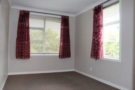 Photo of property in 583 Glenfield Road, Totara Vale, Auckland, 0629