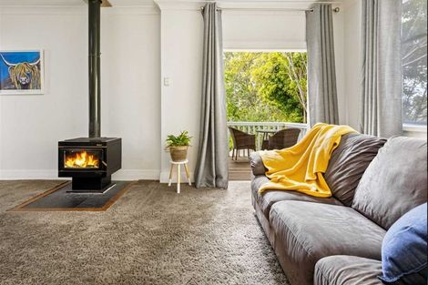 Photo of property in 12 Eastglen Road, Glen Eden, Auckland, 0602