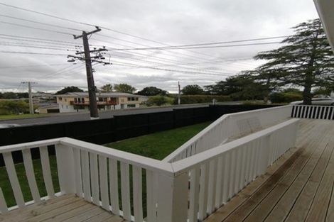 Photo of property in 1/111 Lincoln Park Avenue, Massey, Auckland, 0614