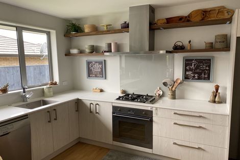 Photo of property in 9 Larmer Drive, Kumeu, 0810