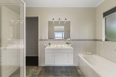 Photo of property in 19 Te Urunga Place, Acacia Bay, Taupo, 3330