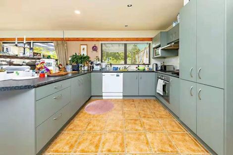 Photo of property in 18 Hueglow Rise, West Harbour, Auckland, 0618