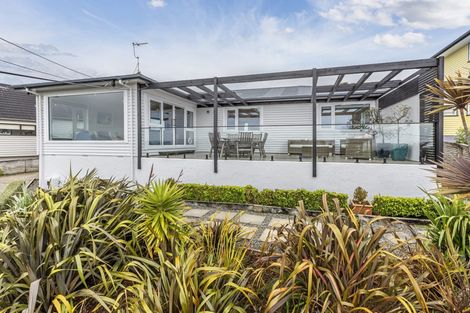 Photo of property in 92 Kahu Road, Paremata, Porirua, 5024