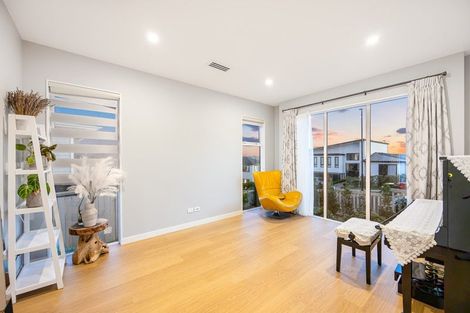 Photo of property in 14 Davey Crescent, Orewa, 0931