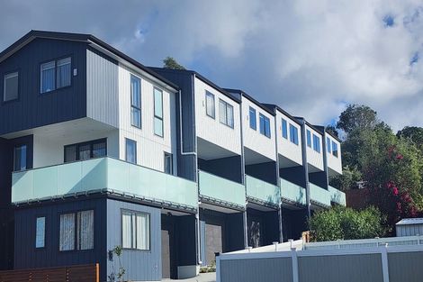 Photo of property in 22e Totaravale Drive, Totara Vale, Auckland, 0629