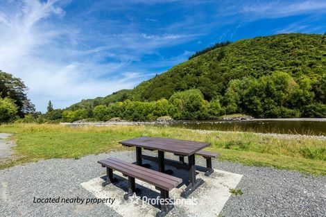 Photo of property in 1 Gemstone Drive, Birchville, Upper Hutt, 5018