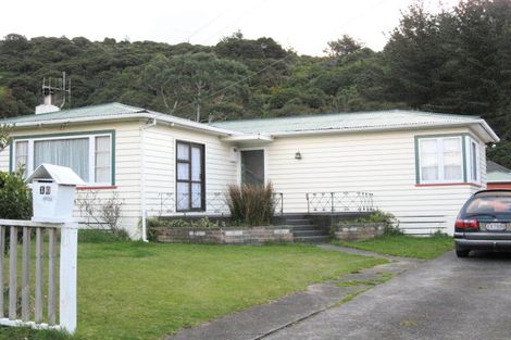 Photo of property in 16 Davis Grove, Wainuiomata, Lower Hutt, 5014