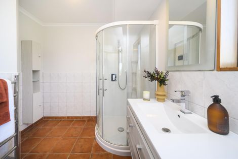 Photo of property in 122 Pacific Drive, Fitzherbert, Palmerston North, 4410