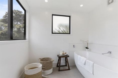 Photo of property in 411 Waitakere Road, Taupaki, Henderson, 0782