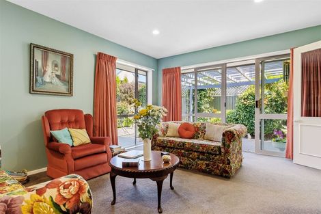 Photo of property in 2/138 Memorial Avenue, Burnside, Christchurch, 8053