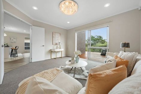 Photo of property in 5 Iwinuku Crescent, Wattle Downs, Auckland, 2103