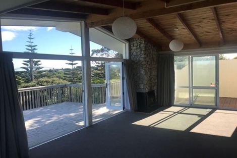Photo of property in 18 Queens Road, Waikanae Beach, Waikanae, 5036