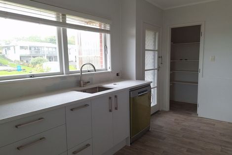 Photo of property in 2 Anne Road, Hillcrest, Auckland, 0627