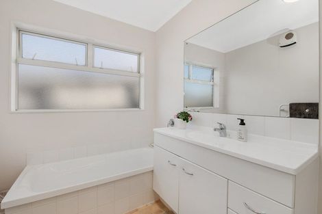 Photo of property in 25 Chesterfield Way, Orewa, 0931