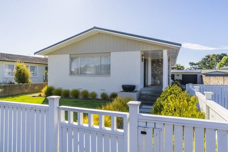 Photo of property in 77 Gray Avenue, Paraparaumu Beach, Paraparaumu, 5032