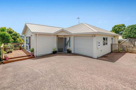 Photo of property in 2/8a Target Road, Totara Vale, Auckland, 0629