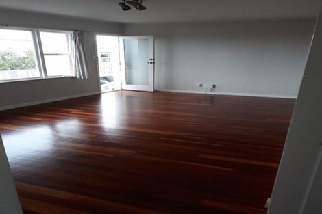 Photo of property in 52 Exmouth Road, Northcote, Auckland, 0627
