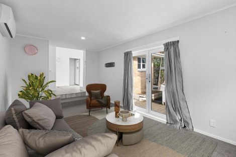 Photo of property in 2 Old Farm Road, Hamilton East, Hamilton, 3216