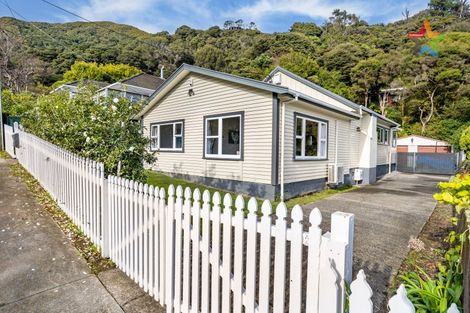 Photo of property in 225 Whites Line East, Waiwhetu, Lower Hutt, 5010