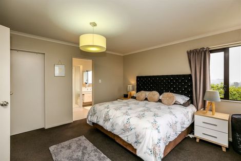 Photo of property in 25 Veale Road, Frankleigh Park, New Plymouth, 4310