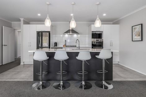 Photo of property in 2 Roundhouse Close, Whitby, Porirua, 5024