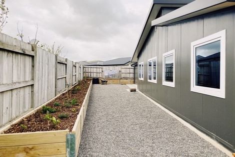 Photo of property in 18 Monaco Grove, Fitzherbert, Palmerston North, 4410