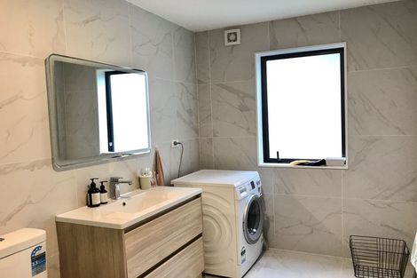 Photo of property in 18 Para Close, Fairview Heights, Auckland, 0632